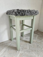 Ladda upp bild till gallerivisning, Lammskinnspall
