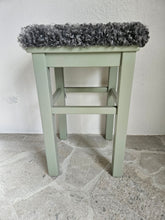 Ladda upp bild till gallerivisning, Lammskinnspall
