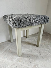 Ladda upp bild till gallerivisning, Lammskinnspall
