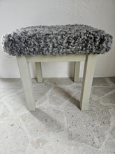 Ladda upp bild till gallerivisning, Lammskinnspall
