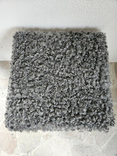 Ladda upp bild till gallerivisning, Lammskinnspall
