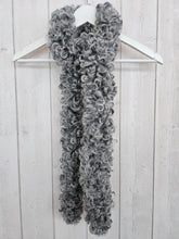 Ladda upp bild till gallerivisning, Lammskinnsboa
